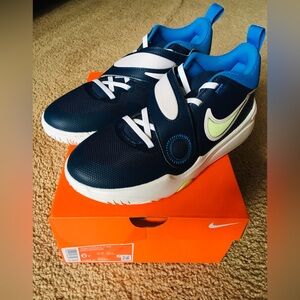 Nike Team Hustle D 11 (GS) Shoes Boys Sz 6Y